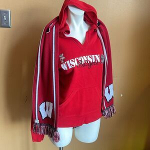 Vintage Wisconsin Badgers Bucky Hoodie Large and reservable  Wis Badgers scarf